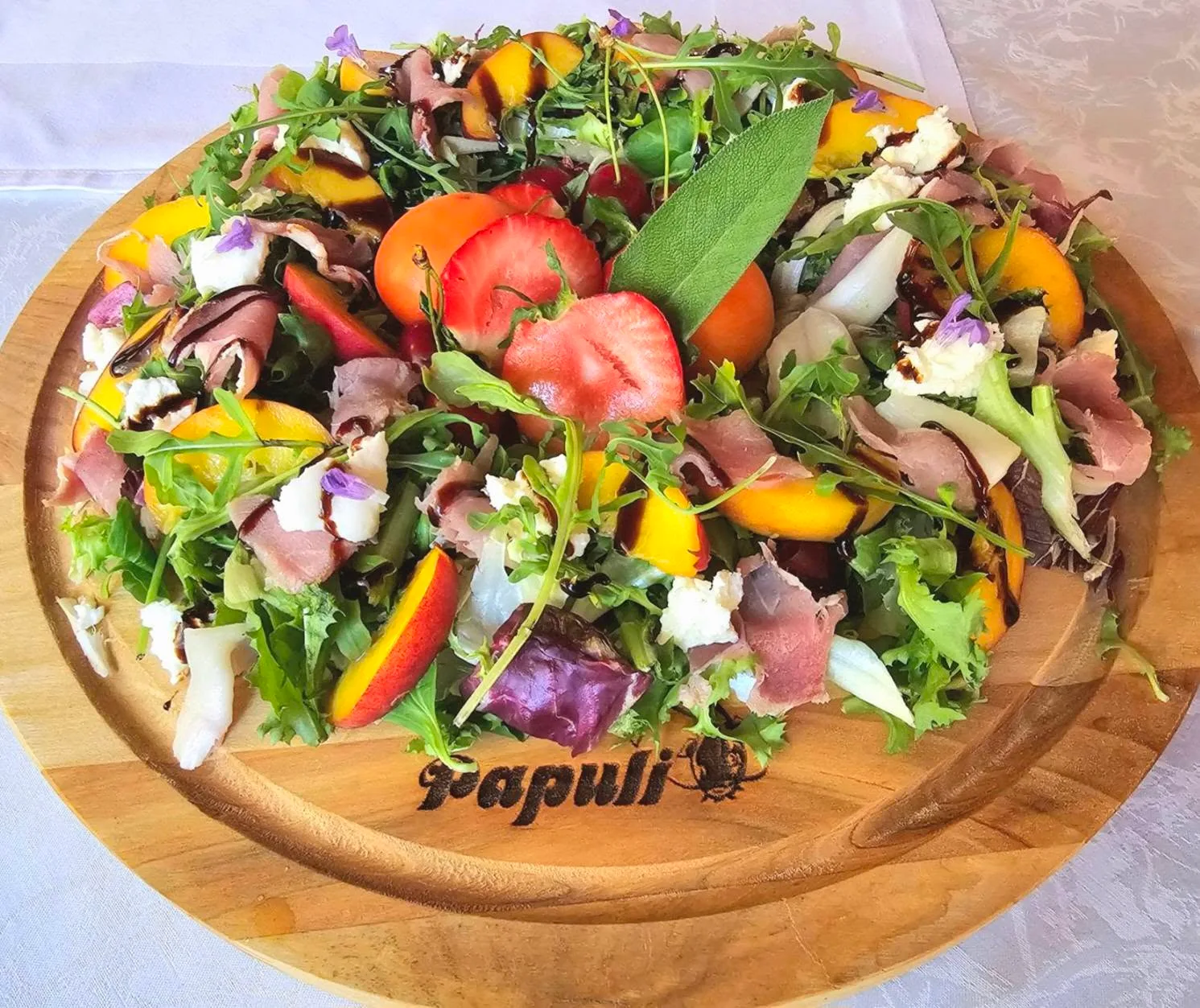 Letnja salata sa voćem i pršutom